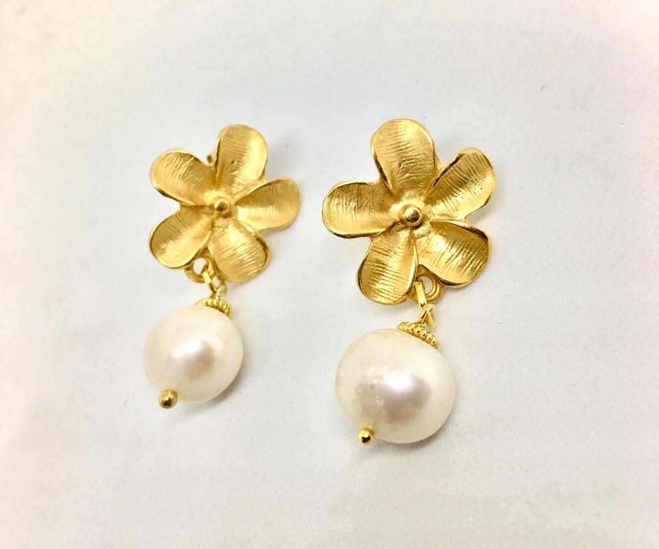 ORECCHINI CON FIORI E PERLE